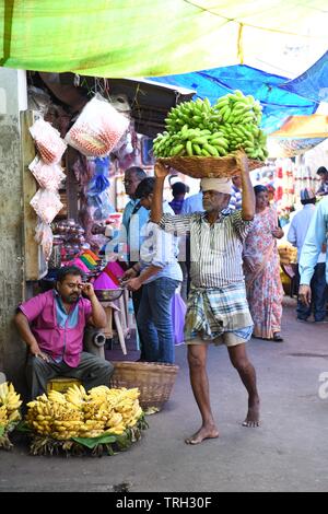 Les vendeurs de bananes à Devaraja Market à Mysore, Inde Banque D'Images