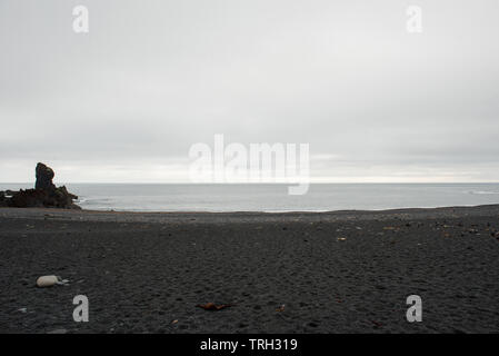 Falaises de Dritvik Djúpalónssandur islandais dans la péninsule de Reykjanes, l'océan Atlantique, l'Islande Banque D'Images