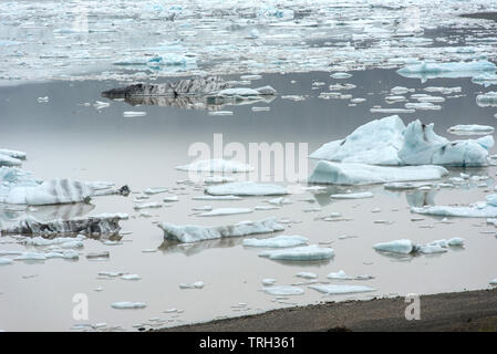 Des icebergs à la dérive dans l'eau de glacier Fjallsarlon Lagoon, parc national du Vatnajökull (Islande). Le réchauffement de la notion Banque D'Images