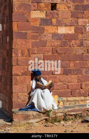 Un moine prier près de Abreha et Atsbeha Church au Tigray en Ethiopie, l'Afrique. Banque D'Images