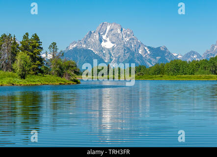 Les majestueux sommets des Grand Tetons avec un reflet dans la rivière Snake par le Oxbow Bend, Grand Teton National Park, Wyoming, USA. Banque D'Images