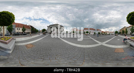 Vue panoramique à 360° de Vilnius, Lituanie. Mai 2019. 360 vue panoramique de la place de l'hôtel de ville