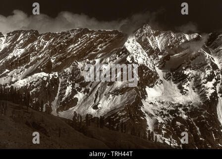 Un close-up BW vue des sommets enneigés du Pir Panjal gamme de l'himalaya pendant un voyage de Manali à Rohtang Banque D'Images