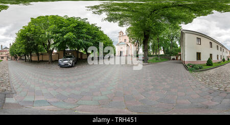 Vue panoramique à 360° de Vilnius, Lituanie. Mai 2019. 360 vue panoramique de la cour intérieure de l'église Saint-Nicolas'