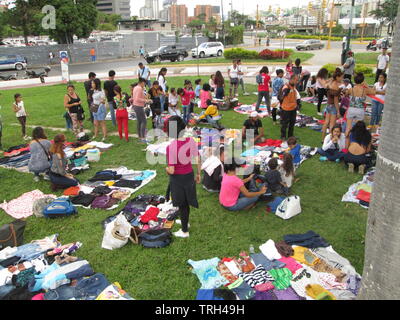 Caracas, Venezuela 09-07-2017 : des gens qui font des vêtements troc en place publique. Banque D'Images