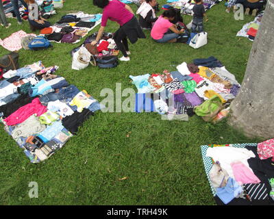 Caracas, Venezuela 09-07-2017 : des gens qui font des vêtements troc en place publique. Banque D'Images