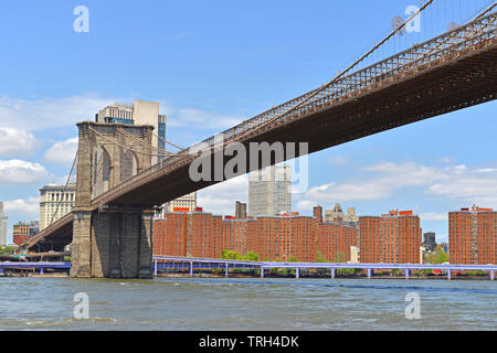 Pont de Brooklyn (1883), pont à haubans hybride/pont suspendu de la ville de New York. Vue depuis Brooklyn Banque D'Images