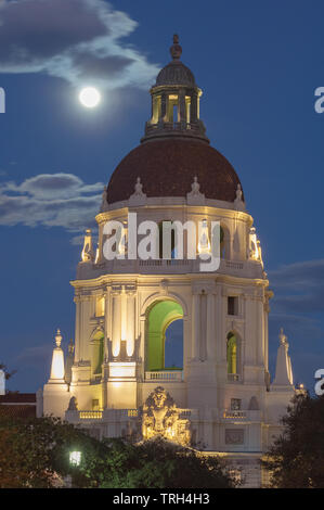 Le magnifique hôtel de ville de Pasadena montré contre un ciel crépusculaire et la pleine lune montante. Pasadena est situé dans le comté de Los Angeles en Californie. Banque D'Images