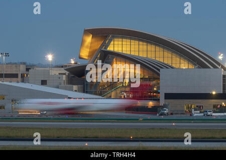 Terminal Tom Bradley à LAX, aéroport international de Los Angeles. Scène crépusculaire. Banque D'Images