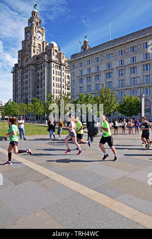 Liverpool, Royaume-Uni. Le 25 mai 2019. Les coureurs de Fancy Dress Costumes prenant part à la Rock n Roll Marathon dans les rues de Liverpool. Banque D'Images