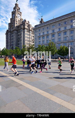 Liverpool, Royaume-Uni. Le 25 mai 2019. Les coureurs de Fancy Dress Costumes prenant part à la Rock n Roll Marathon dans les rues de Liverpool. Banque D'Images