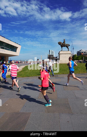 Liverpool, Royaume-Uni. Le 25 mai 2019. Les coureurs de Fancy Dress Costumes prenant part à la Rock n Roll Marathon dans les rues de Liverpool. Banque D'Images