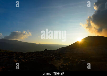Coucher de soleil sur le volcan Yasur Mt en éruption, l'île de Tanna, Vanuatu Banque D'Images