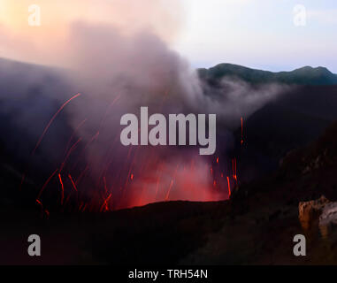 La lave rougeoyante, fumerolles, des gaz chauds et des étincelles à Mt en éruption le volcan Yasur, île de Tanna, Vanuatu Banque D'Images