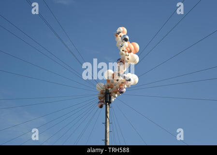 Ballons pris dans les câbles téléphoniques Banque D'Images