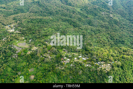 Vue aérienne d'un petit village isolé, à distance sur l'île de Tanna, Vanuatu Banque D'Images