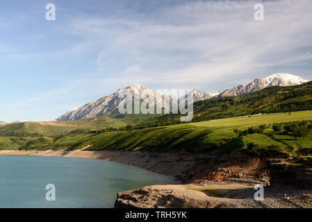 Paysage du lac et les montagnes dans le Parc National de Chatkal Ugam - destination de vacances, de randonnées et d'aventure-sport situé près de Tachkent, le Banque D'Images