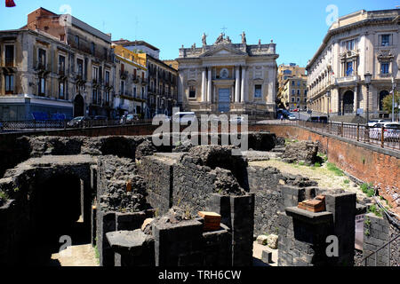 Ruines de l'amphithéâtre romain et l'église de San Biagio à Piazza Stesicoro (Stesicoro à Catane, Sicile, Italie Banque D'Images