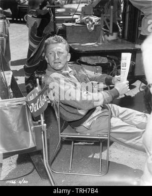 KIRK DOUGLAS tournage sur set location franchise ACE DANS LE TROU / THE BIG CARNIVAL 1951 réalisateur Billy Wilder Paramount Pictures Banque D'Images