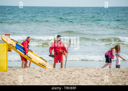 De sauveteurs sur la plage de Bournemouth, Dorset, England, UK. Banque D'Images