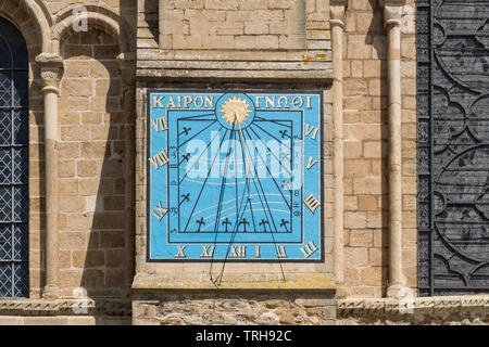 Cadran solaire sur la paroi verticale de la cathédrale d'Ely avec les mots grecs de Pittacus disant "savoir le temps" ou "connaître l'occasion', England, UK Banque D'Images