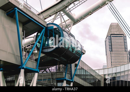 Vue rapprochée d'une capsule passager de Singapore Flyer, l'une des plus grandes roues d'observation au monde, Marina Bay, Singapour Banque D'Images