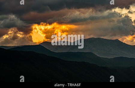 Coucher du soleil spectaculaire sur les Apennins, Abruzzes Banque D'Images