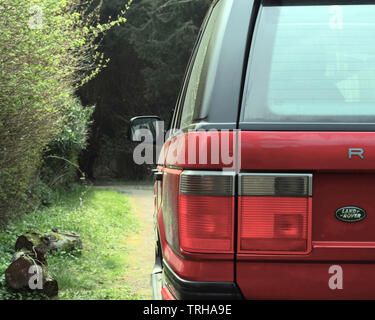 Range Rover P38 vers le bas une route de campagne Banque D'Images