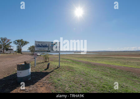 Mai 2019 Keepit Barrage, Gunnedah, Australie : avec le barrage de 0,6 % de sa capacité le club nautique local est normal et à des zones de lancement sont élevés et secs. Banque D'Images