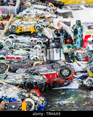 Paint splattered voitures commandées par radio utilisé pour produire à l'aide de leurs roues. Banque D'Images