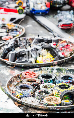 Paint splattered voitures commandées par radio utilisé pour produire à l'aide de leurs roues. Banque D'Images