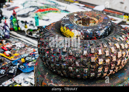 Paint splattered voitures commandées par radio utilisé pour produire à l'aide de leurs roues. Banque D'Images