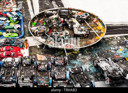 Paint splattered voitures commandées par radio utilisé pour produire à l'aide de leurs roues. Banque D'Images