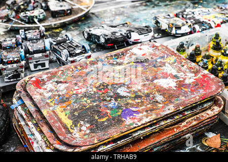 Paint splattered voitures commandées par radio utilisé pour produire à l'aide de leurs roues. Banque D'Images