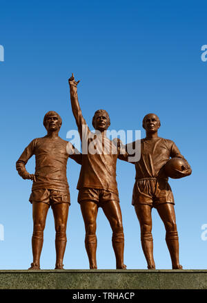 Statue de la Sainte Trinité à l'extérieur du stade de Manchester United, Old Trafford, Manchester, Royaume-Uni Banque D'Images