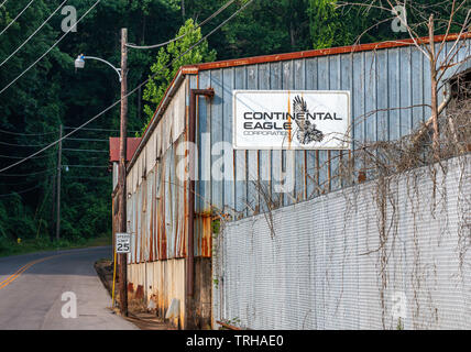 Ancien bâtiment de fabrication Eagle Continental avec signe. Eagle Continental était fabricant d'égrenage du coton. Banque D'Images