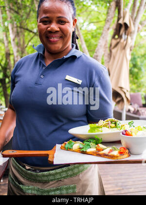 Un membre du personnel sert le déjeuner à Phinda Forest Lodge, l'un des pavillons de luxe à l'intérieur de Phinda Private Game Reserve, Afrique du Sud. Banque D'Images