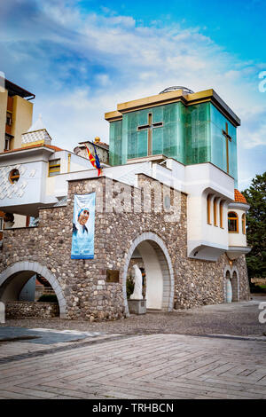 Vue de la maison de Mère Teresa memorial dans son berceau, Skopje, Macédoine du Nord avec ciel dramatique dans l'arrière-plan Banque D'Images