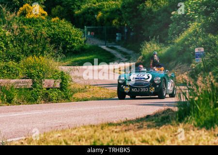 PESARO COLLE SAN BARTOLO , ITALIE - MAI 17 - 2018 : Austin Healey 100 S 1953 sur une vieille voiture de course en rallye Mille Miglia 2018 le célèbre italien histori Banque D'Images