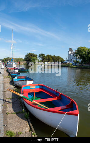 Location de barques sur le canal sur un après-midi de printemps ensoleillé à Bude sur la côte nord des Cornouailles, Angleterre, Royaume-Uni Banque D'Images