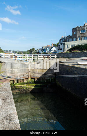 Blocage de la mer sous le soleil d'après-midi de printemps à Bude sur la côte nord des Cornouailles, Angleterre, Royaume-Uni Banque D'Images