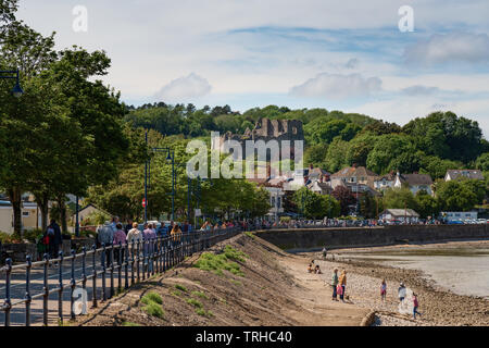 Promenade Village Mumbles et château d'Oystermouth, Gower, Pays de Galles, Royaume-Uni Banque D'Images