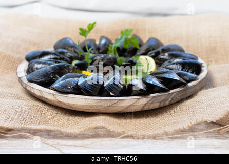 Des moules crues frais lavés et préparés pour la cuisson Banque D'Images