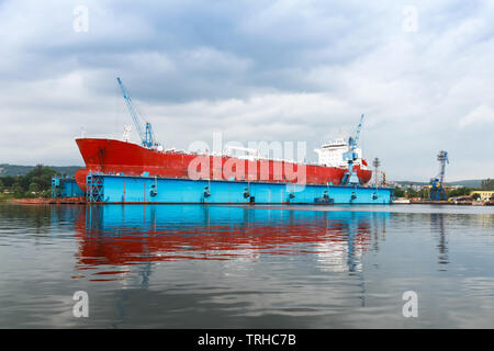 Navire-citerne est rouge sous la réparation en cale sèche bleu de Varna, Bulgarie chantier Banque D'Images