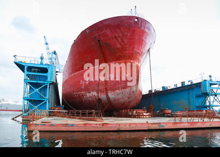 Tanker rouge énorme est en réparation en cale sèche. Chantier naval de Varna, Bulgarie Banque D'Images