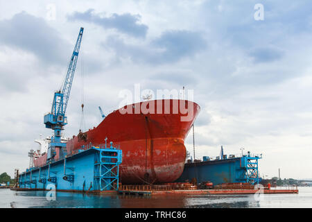 Tanker rouge énorme est en réparation en bleu dry dock, chantier de Varna, Bulgarie Banque D'Images