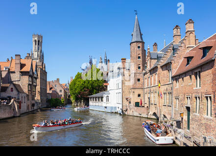 Beffroi de Bruges Bruges Rozenhoedkaai du Rozenhoedkai Quai du Rosaire et bâtiments historiques sur le canal Den Dijver eu Europe Belgique bruges Banque D'Images