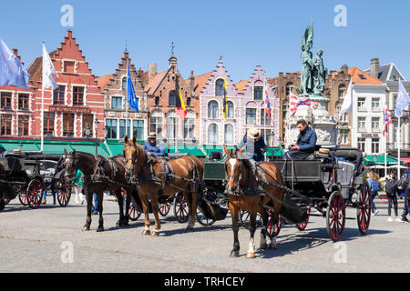 En carriole pour les touristes à la place historique le marché dans le centre de Bruges de Bruges Belgique Flandre occidentale eu Europe Banque D'Images