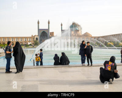 Les touristes ont leur photo prise devant les fontaines à Maydan-e Place Imam, également connu sous le nom de Naqsh-e Jahan Square, à Ispahan, en Iran. C'est un l'UNESCO Banque D'Images