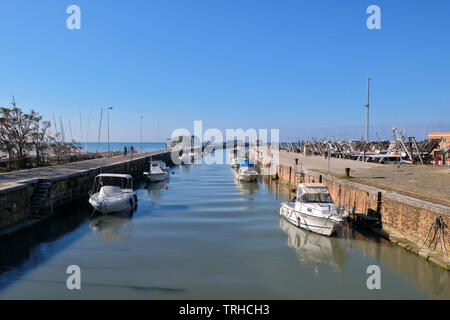 Canal se jette dans la mer Adriatique, dans la ville côtière de Fano, région des Marches, en Italie. Banque D'Images